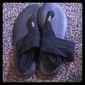 Size 9 Black women’s Sanuk sandals yoga sling